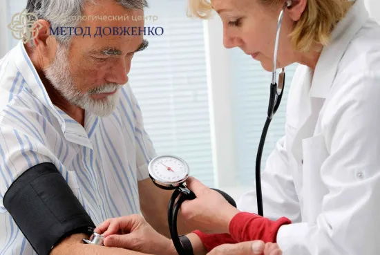 Врач измеряет давление пациенту