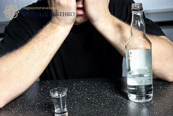 Мужчина с бутылкой и рюмкой алкоголя