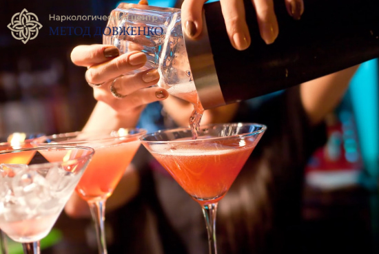 Человек с алкогольным коктейлем