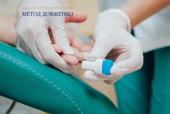 Пациент сдает кровь