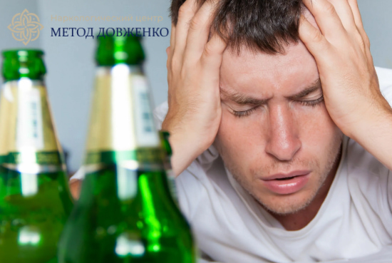 Мужчина держится за голову